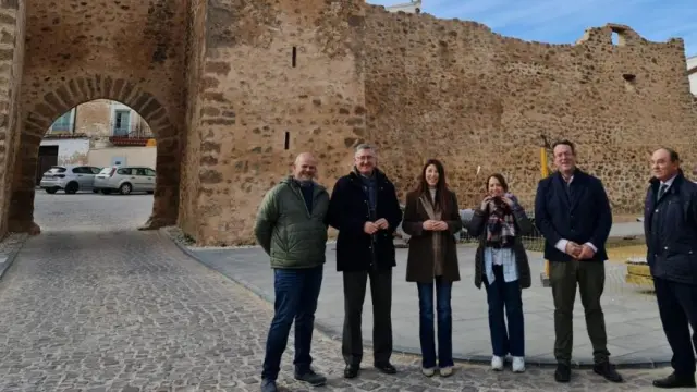 El consejero Manuel Blasco, segundo por la izquierda, durante su visita a la muralla de Manzanera.