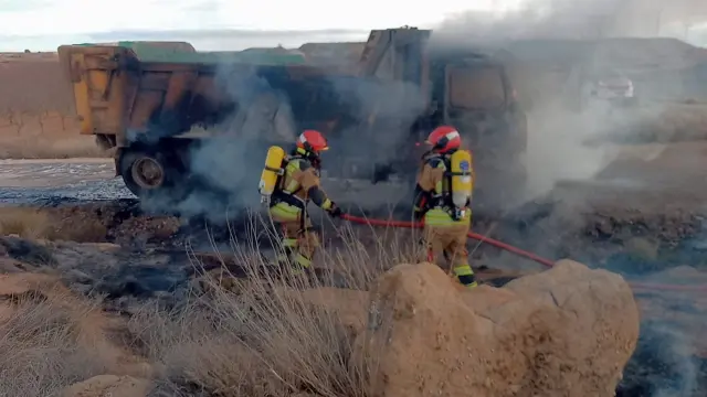 Los bomberos han tenido que utilizar espumógeno y 16.000 litros de agua para sofocar el incendio.