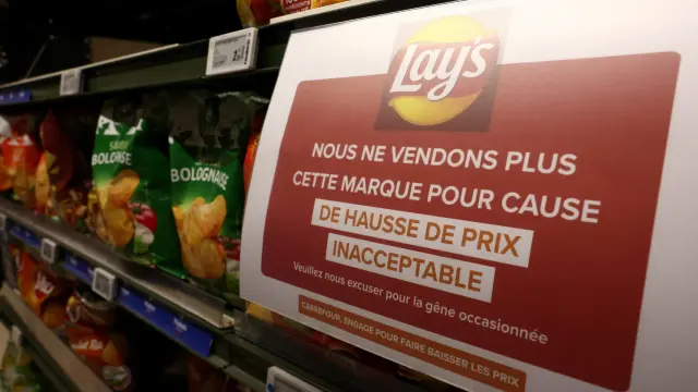 Cartel informativo en un Carrefour de Francia de la retirada de productos de PepsiCo