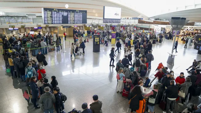 GRAFCAV7580. LOIU (BIZKAIA), 06/01/2024.-Largas colas de viajeros este sábado en la terminal del aeropuerto de Bilbao, uno de los aeropuertos con más incidencias registradas. La segunda de las cuatro jornadas de huelga de los trabajadores del servicio de asistencia en tierra o "handling" de Iberia aumenta su seguimiento medio del 15,62 % al 16,5 %, aunque se mantiene la normalidad en los aeropuertos españoles, según la aerolínea.EFE/Luis Tejido