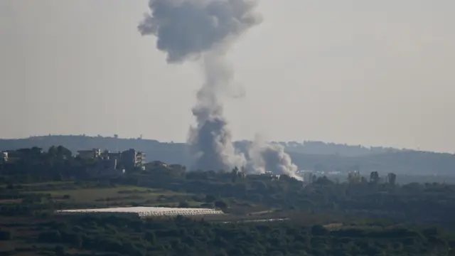 El humo de los cohetes lanzados por Hezbolá se eleva sobre la localidad de Tayr Harfa, en el Líbano