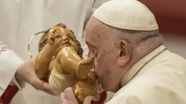 El papa Francisco besa una imagen de Niño Jesús en la misa de la Epifanía, celebrada en la basílica de San Pedro, en el Vaticano