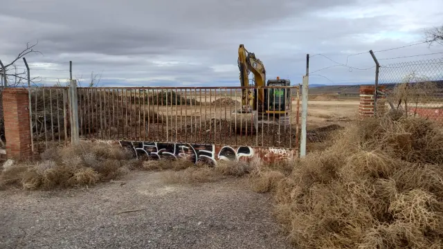 Una máquina excavadora ultima la retirada de los escombros del antiguo cuartel del Ejército del Aire.