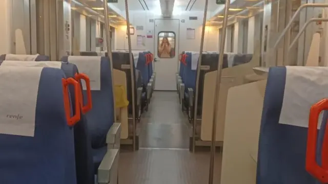 Imagen de un vagón del tren justo después de que el pasaje cambiase de convoy