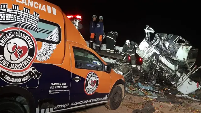 Mueren 24 personas en un choque entre un camión y un autobús en Brasil