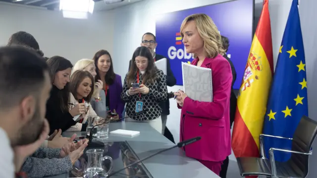 La ministra portavoz del Gobierno, Pilar Alegría, atiende a los periodistas.