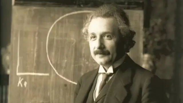 Einstein fotografiado en 1921 por F. Schmutzer.