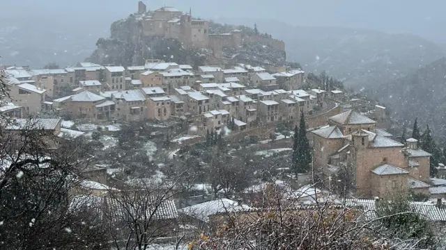 La nieve ha teñido de blanco los tejados y las laderas de la villa de Alquézar, en el Somontano.