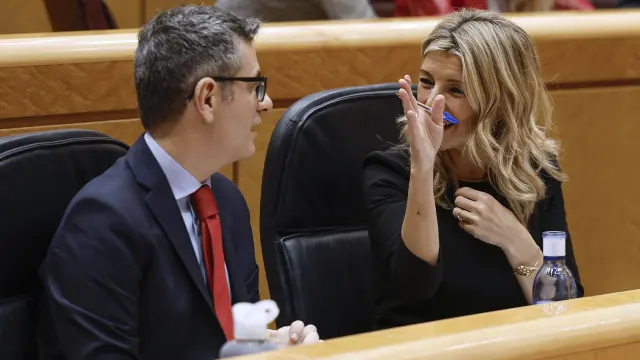 Félix Bolaños y Yolanda Díaz, durante el pleno del Congreso reunido excepcionalmente en el Senado, que debate la convalidación de tres decretos del Gobierno con medidas para amortiguar la crisis