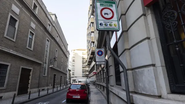 Uno de los carteles que advierten del inicio de la zona de bajas emisiones está en la calle de Eusebio Blasco