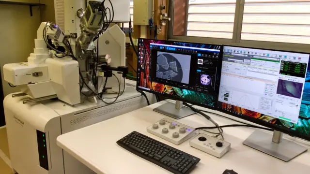 El nuevo equipamiento, la Microsonda Electrónica de Emisión de Campo, en el Servicio de Microscopía Electrónica de Materiales del SAI, ubicado en la planta calle del edificio Torres Quevedo