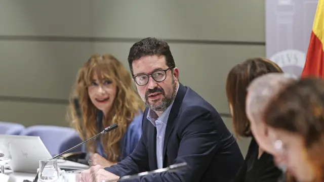 El secretario de Estado de Trabajo, Joaquín Pérez Rey (2i) preside la reunión de la Mesa de Diálogo Social que aborda la subida del SMI este viernes en la sede del ministerio de Trabajo en Madrid.