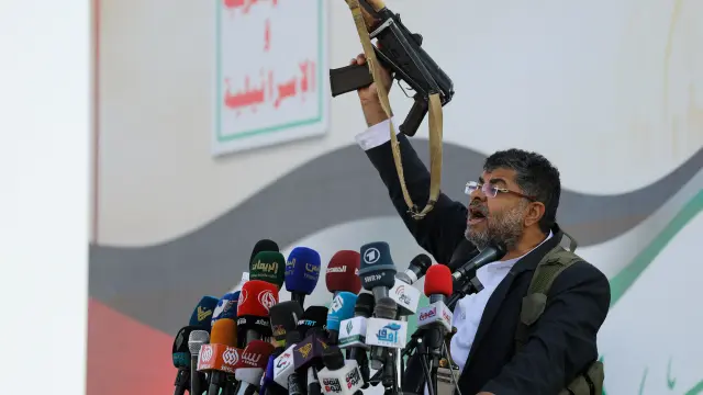 Mohammed Ali al-Houthi, a member of the Houthi supreme political council, speaks while holding a gun, as supporters of the Houthi movement rally to denounce air strikes launched by the U.S. and Britain on Houthi targets, in Sanaa, Yemen January 12, 2024. REUTERS/Khaled Abdullah [[[REUTERS VOCENTO]]]