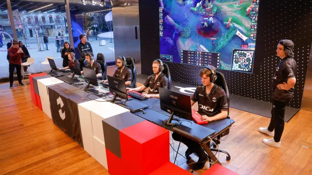 Presentación en el espacio Xplora Ibercaja del equipo Zeta Gaming de la Superliga League of Legends.