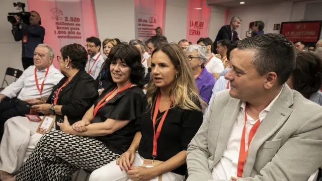 Marta Gracia, en el centro, con Susana Sumelzo a su derecha
