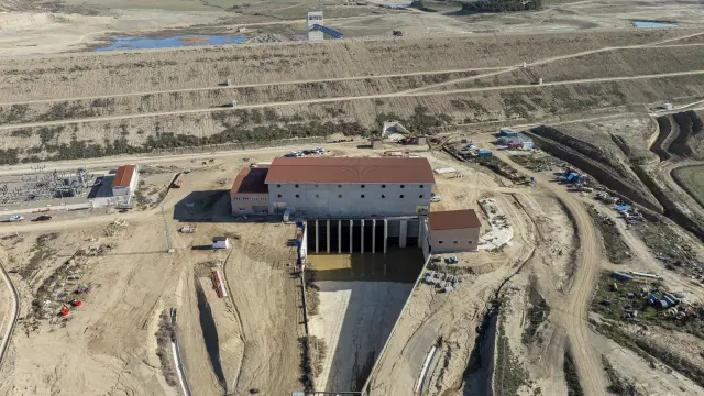 Vista aérea de las obras del embalse de Almudévar, que almacenará hasta 169 hectómetros cúbicos.