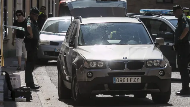 El temerario conductor y su acompañante abandonaron su vehículo en la calle de Huesca.