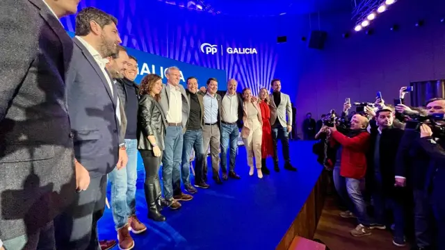 Los líderes autonómicos del PP, entre ellos Azcón, en el inicio del acto de La Coruña en el que han participado este domingo para arropar al gallego Alfonso Rueda.
