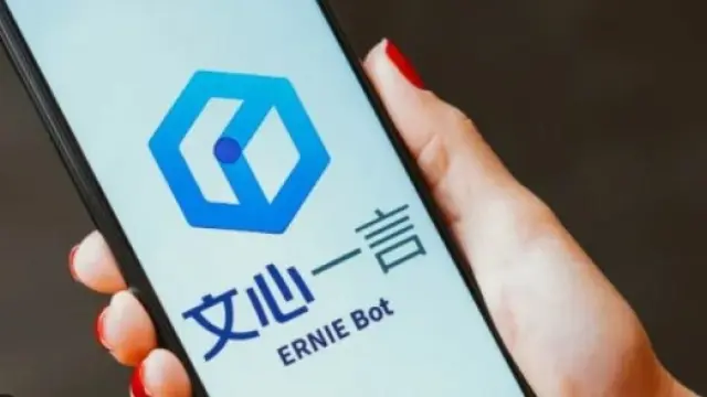 Baidu lanzó su Ernie Bot -el primero de los grandes 'chatbots' de IA surgidos en China en respuesta a ChatGPT- en marzo del año pasado