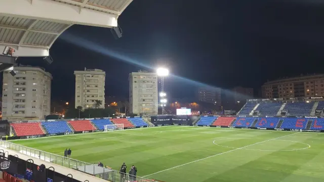 El estadio Pepico Amat de Elda, hora y media antes del partido Eldense-Real Zaragoza de este lunes.