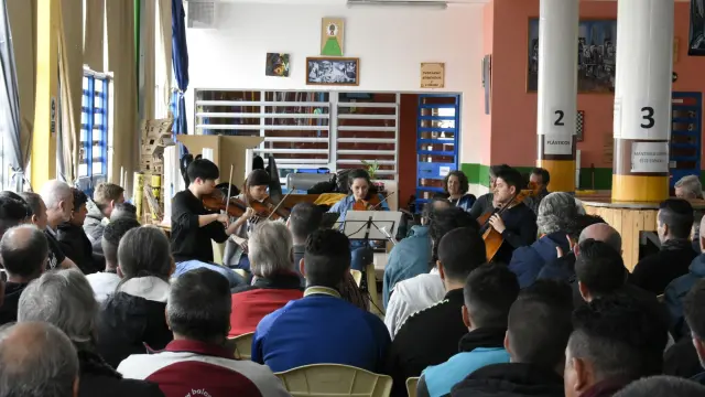 Los jóvenes de Musethica ofrecen un concierto para los presos de Daroca.