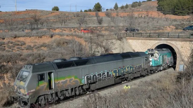 Un tren sale de un túnel del ferrocarril en Calamocha.