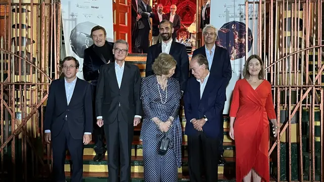 Orensanz (arriba, a la izquierda), frente a su sinagoga neoyorquina, en la recepción ofrecida a la comitiva del Teatro Real en septiembre de 2022, con la Reina Sofía como invitada de honor.