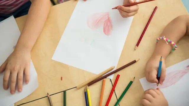 Unos niños dibujando...UNICEF..18/01/2024 [[[EP]]]