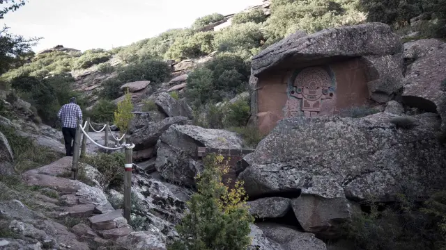 Este pueblo de Teruel cuenta con una escultura de lo más llamativa tallada en piedra de rodeno