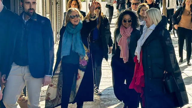 La exprimera dama estadounidense Hilary Clinton (2i) a la entrada del restaurante Río Grande de Sevilla este sábado