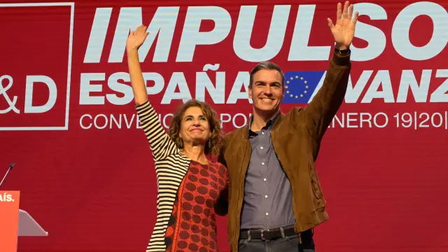 La vicepresidenta primera del Gobierno y ministra de Hacienda, María Jesús Montero, y el presidente del Gobierno, Pedro Sánchez, saludan en la clausura de la convención política del PSOE en La Coruña