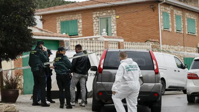 Agentes de la Guardia Civil, ante el domicilio donde aparecieron los cadáveres en Morata de Tajuña
