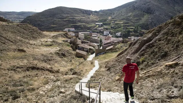 Este pueblo de Aragón está enclavado entre dos montes y esconde un importante yacimiento paleontológico