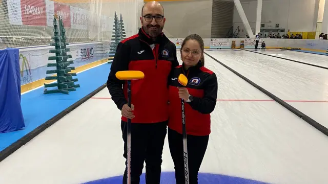 Lucas Munuera y Aurora Tesa, dupla del CH Jaca en el Nacional de dobles mixtos de curling.