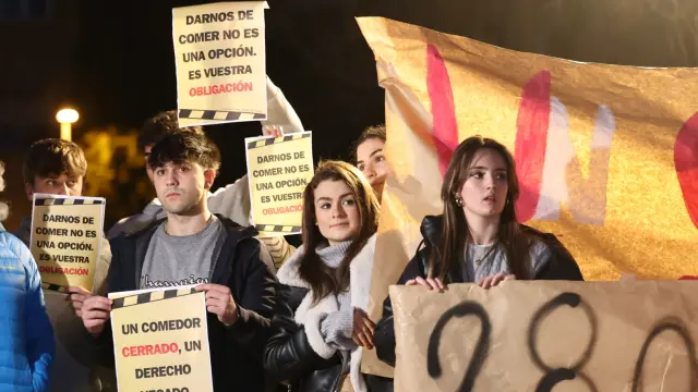 Varias decenas de estudiantes de la residencia de la Universidad de Zaragoza se han manifestado esta tarde por el campus público para pedir una solución a la falta de empresas que se hagan cargo del servicio desde el 1 de febrero.