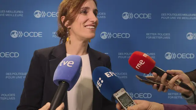 La ministra de Sanidad, Mónica García, atiende a los medios de comunicación