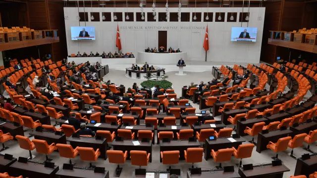 Miembros del Parlamento turco votando la entrada de Suecia en la OTAN