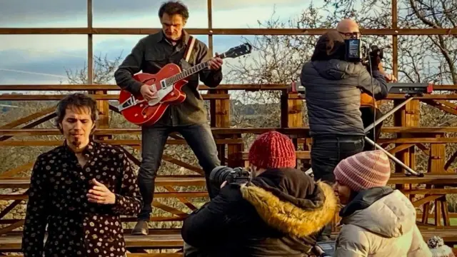 Rodaje del vídeo en Murillo de Gállego. Abajo a la izquierda, David Angulo; a la guitarra, José Luis Arrazola; abajo a la derecha, Paula Ortiz.