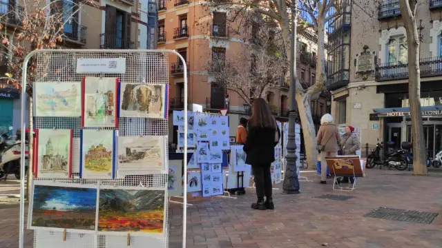 Esta plaza de Zaragoza acoge todos los domingos una exposición de arte
