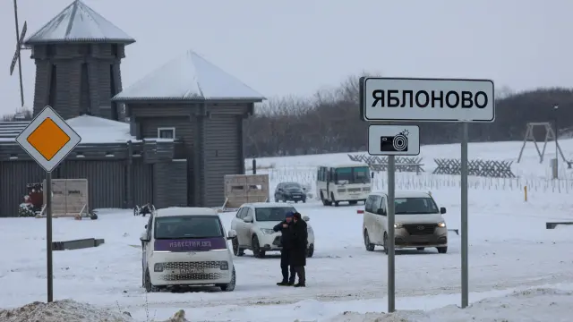 Vehículos aparcados en la zona próxima al lugar donde se estrelló el avión militar ruso Il-76