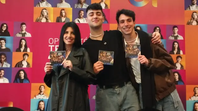 Naiara, Juanjo y Álvaro, concursantes de 'OT', en la firma de discos del Palacio de Congresos de Zaragoza.