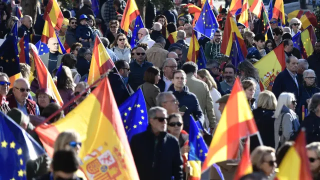 MADRID, 28/01/2024.- Decenas de manifestantes se congregan en la plaza de España donde el Partido Popular ha convocado para este domingo una concentración en contra de la amnistía para los independentistas catalanes, y en "defensa de un país de ciudadanos libres e iguales". EFE/ Victor Lerena