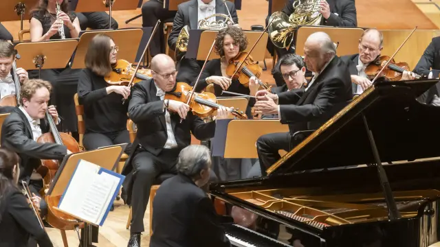 Zubin Mehta dirigió ayer dos piezas de Johannes Brahms, un músico romántico alemán.