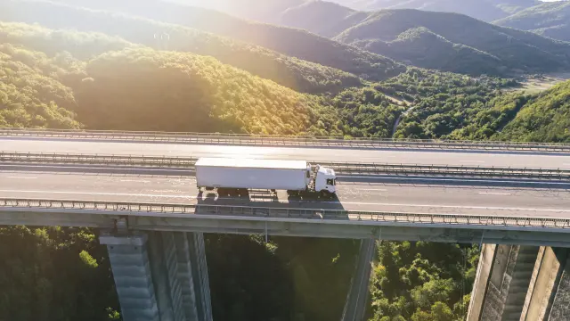 Las ventajas y beneficios de la logística verde suponen una mejora tanto del impacto de la empresa como de su imagen y eficiencia.