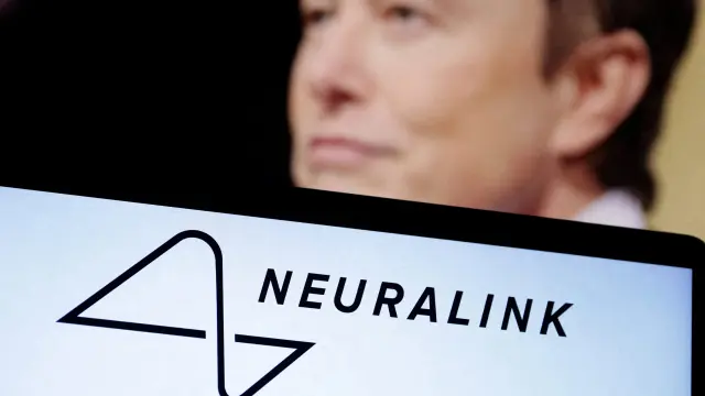 Elon Musk y el logo de su proyecto 'Neuralink'.