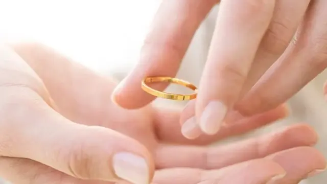 Las alianzas de boda y los anillos de compromiso son especialidades de Argyor.
