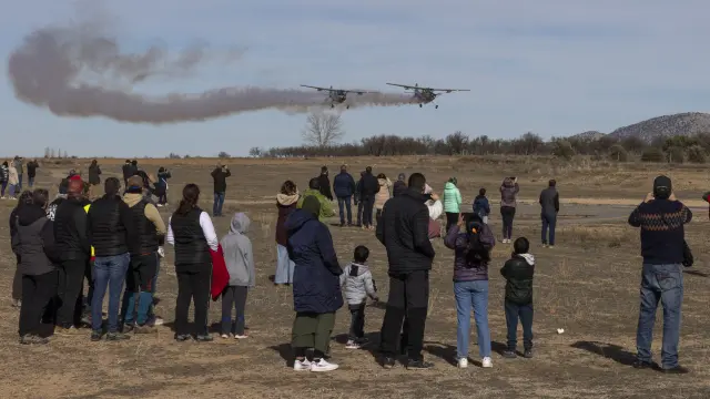 El público observa el vuelo de dos aeronaves en el aeródromo de Torremocha de Jiloca.