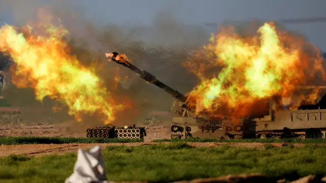 An Israeli mobile artillery unit fires towards Gaza, amid the ongoing conflict between Israel and the Palestinian Islamist group Hamas, near the Israel-Gaza border, in Israel, January 31, 2024. REUTERS/Amir Cohen [[[REUTERS VOCENTO]]]