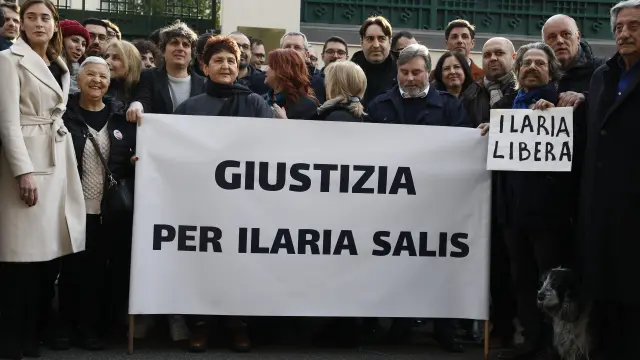 Concentración frente a la embajada de Hungría para pedir la liberación de la joven, este jueves en Roma.
