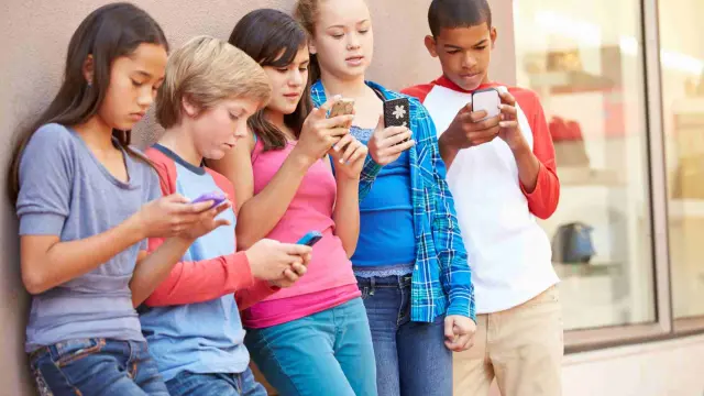 El uso de los móviles entre los niños va por barrios en Zaragoza.